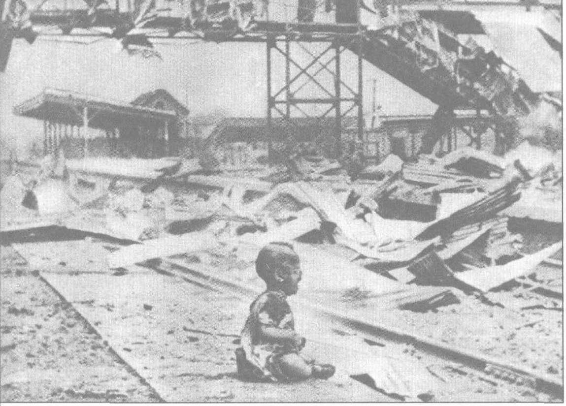 1937年8月28日，日机对上海南站狂轰滥炸，当场炸死200余人。图为一名被炸伤的幼童在剧痛和惊骇中嚎啕大哭的惨状
